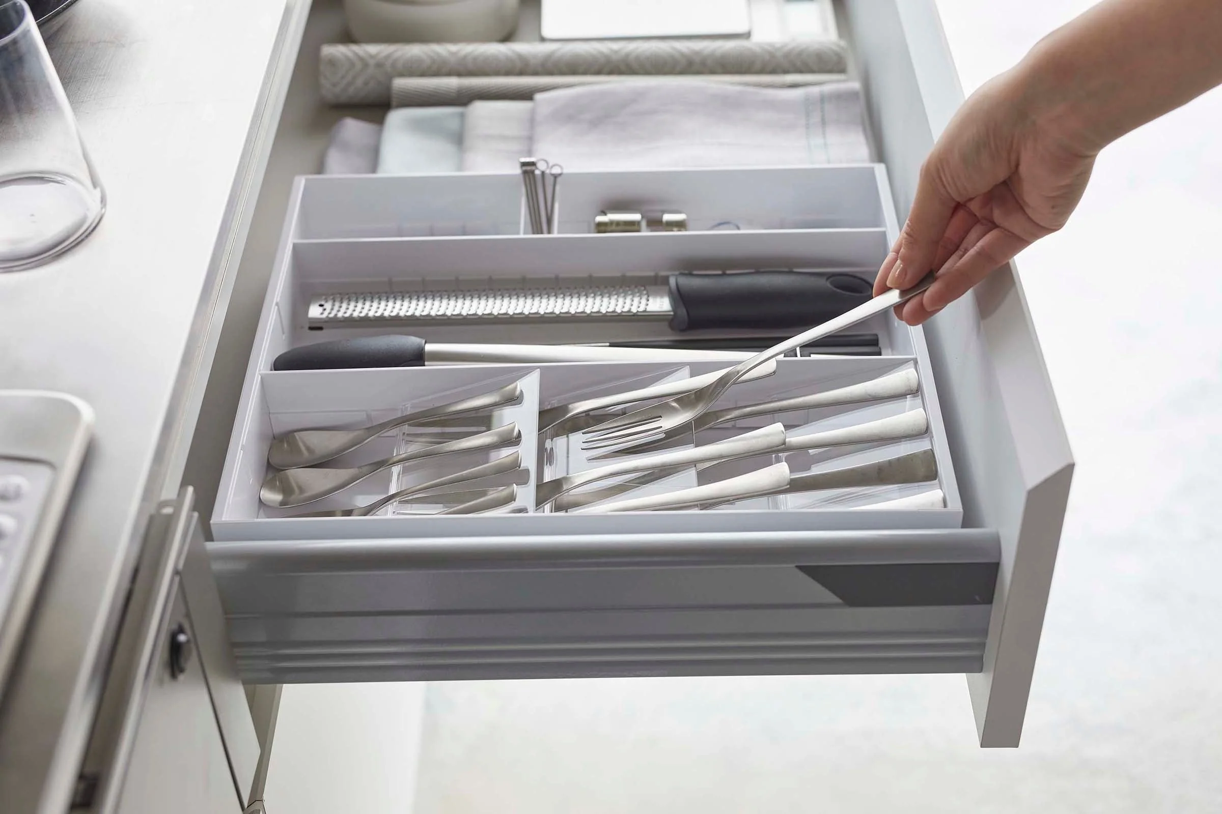 Yamazaki Home Large Expandable Cutlery Organizer - Image 3