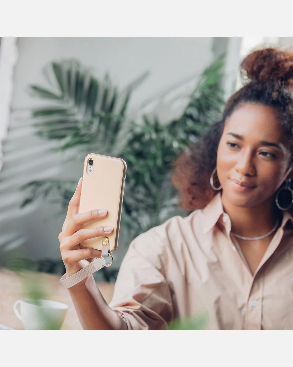 Moshi Altra Slim Hardshell Phone Case with Strap for iPhone XR - Image 15