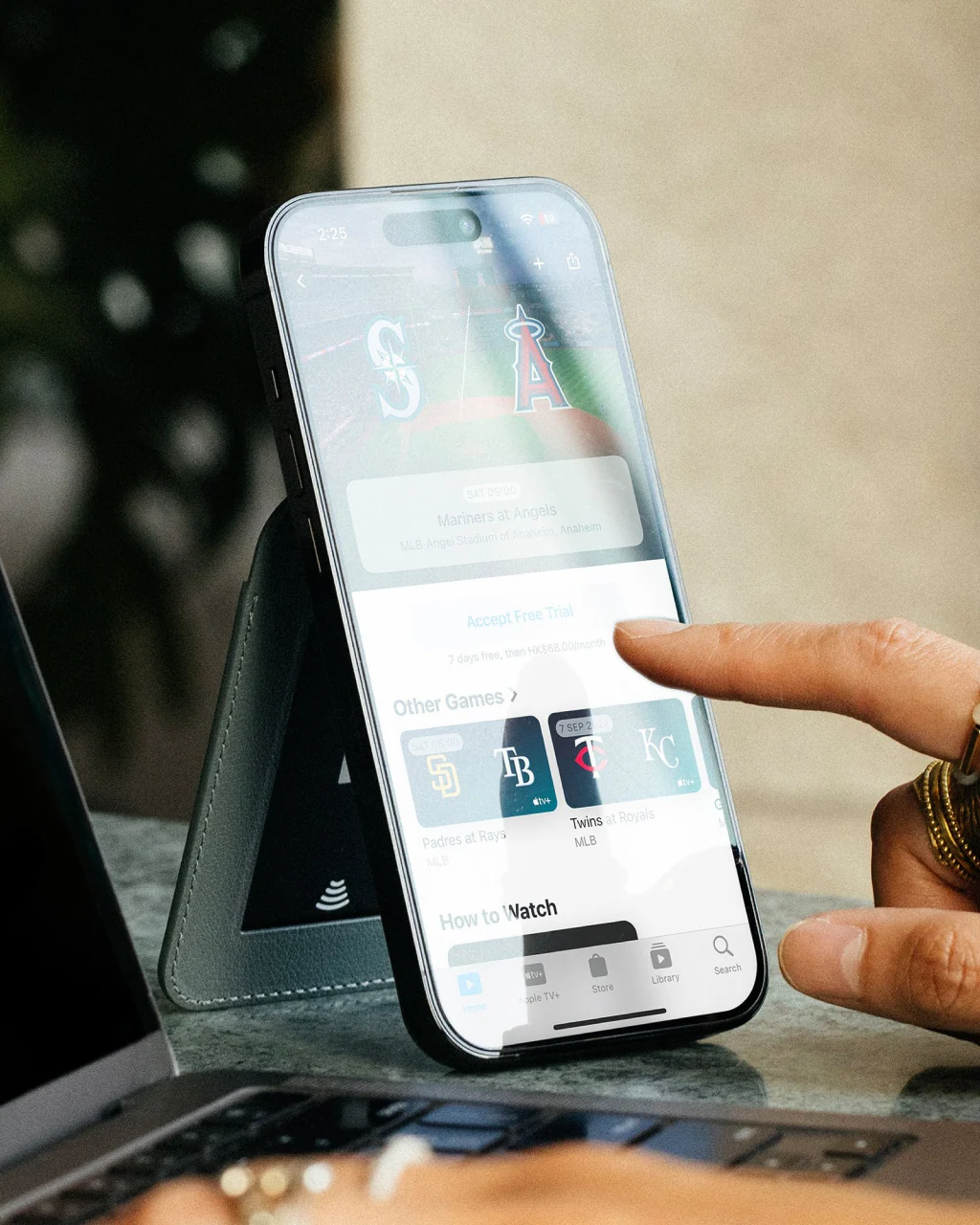 Native Union Active Wallet Stand - Image 18