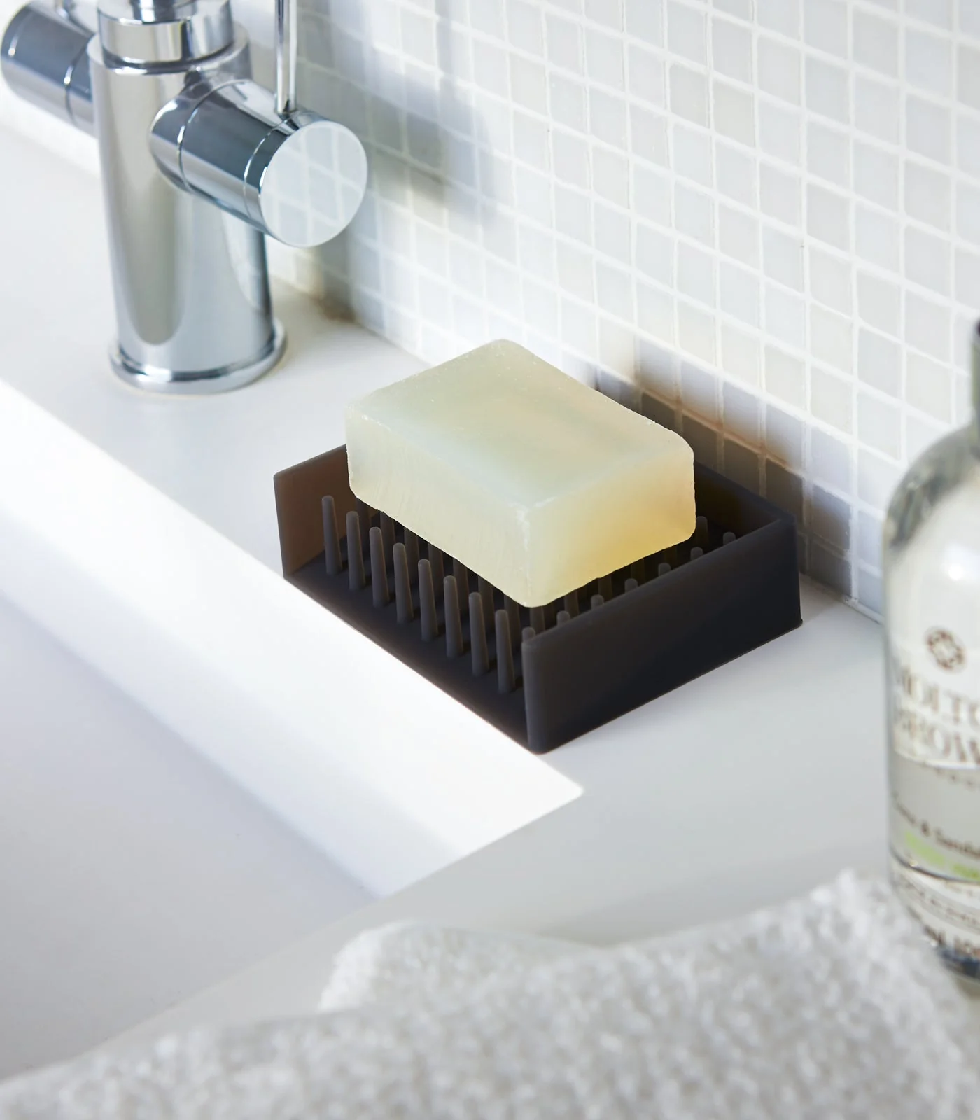 Yamazaki Home Self-Draining Soap Dish - Image 4